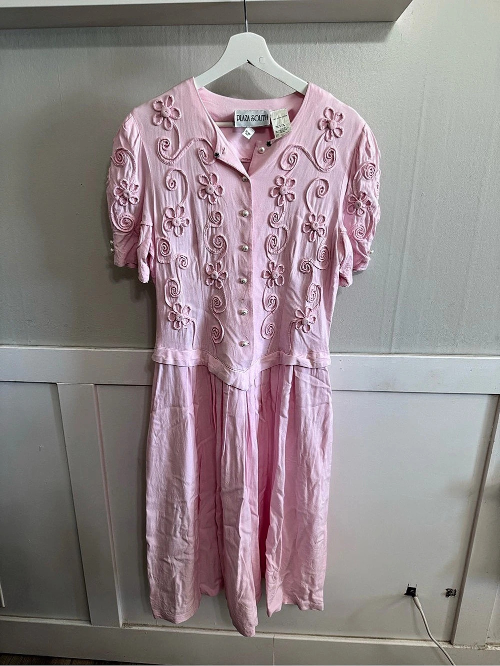 Plaza South Embroidered Floral Midi Dress in Pink Size Medium